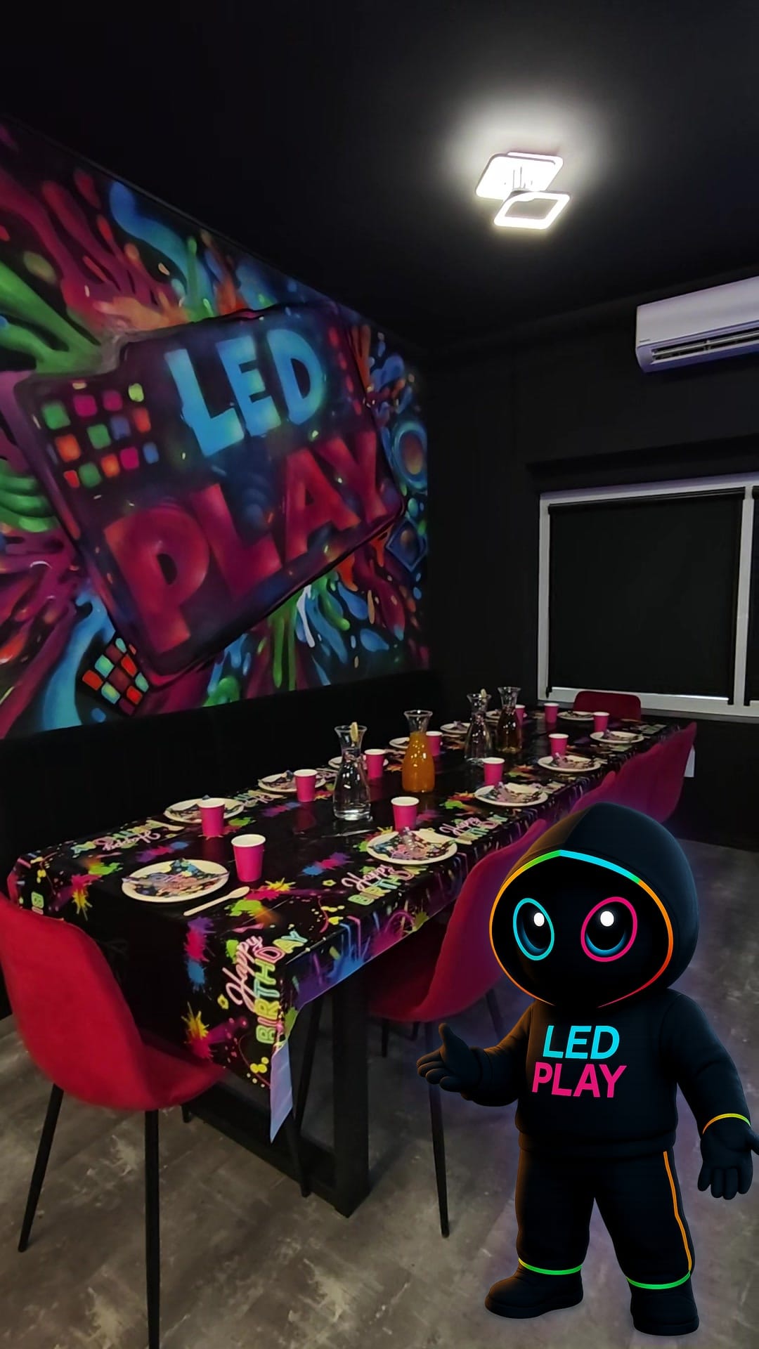 Pokój urodzinowy w LEDPlay mini – maskotka LEDPlay przy zastawionym stole